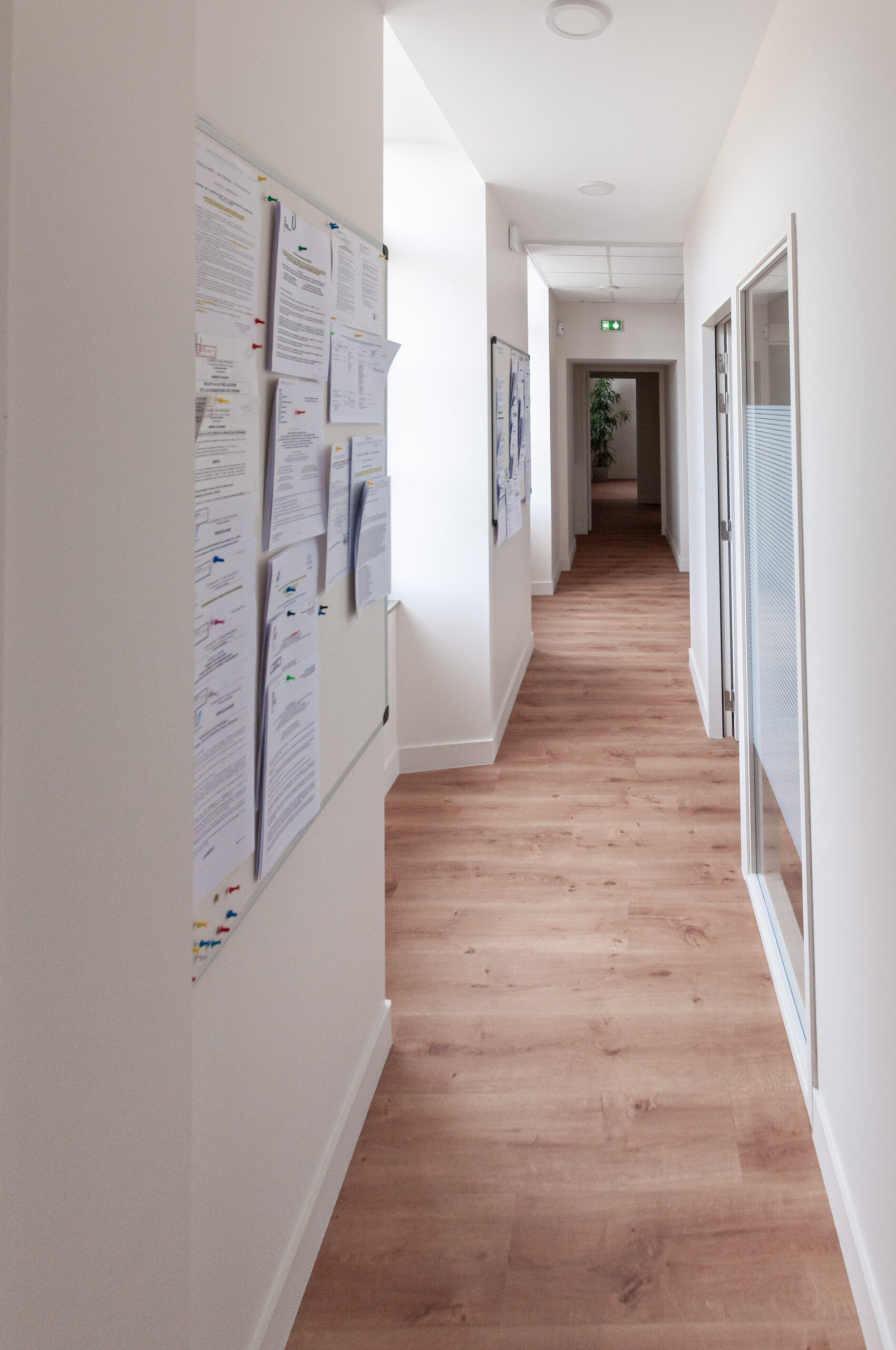 Mairie d'Archingeay - Couloir de distribution des bureaux : secrétariat - APC - Bureaux du Maire et des Adjoints